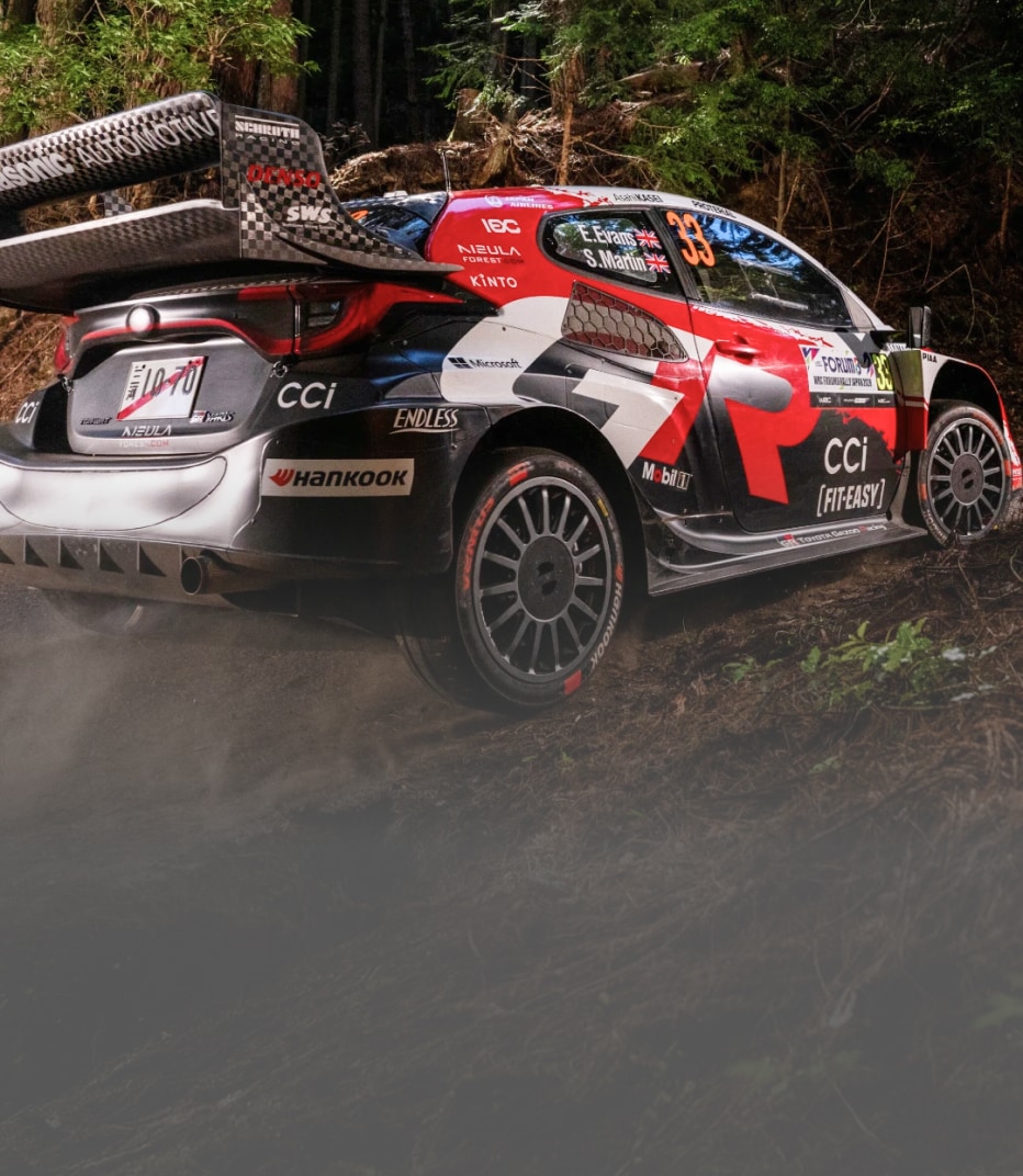 Vehicle equipped with rally tires