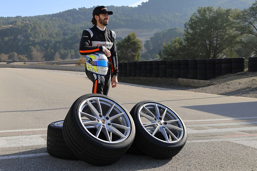 aleix_alcaraz_test_driver_at_hankook_tire