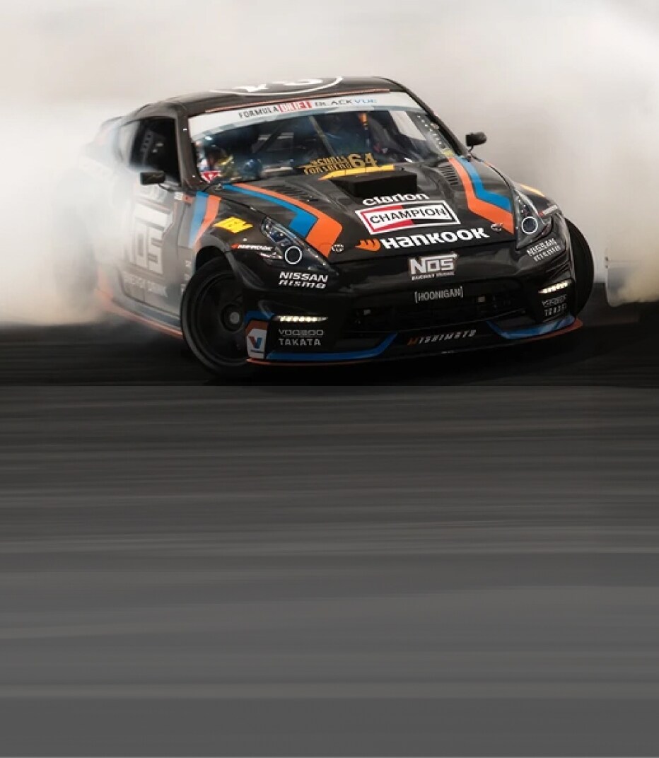 Vehicle equipped with extreme tires